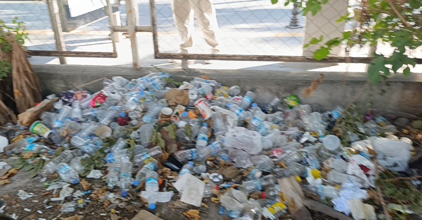 Manavgat’ta boş arazi çöplüğe döndü: Hem otopark hem çöp alanı olarak kullanılıyor