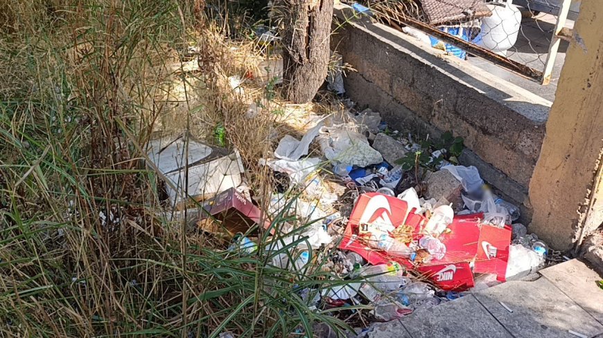 Manavgat’ta boş arazi çöplüğe döndü: Hem otopark hem çöp alanı olarak kullanılıyor