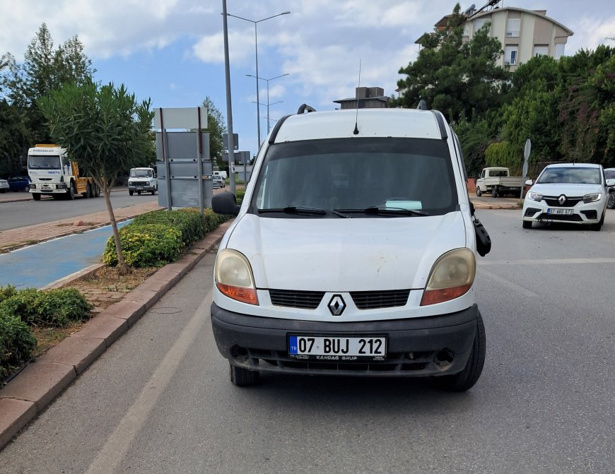 Serik’te taksi ile hafif ticari araç çarpıştı: Araçlarda hasar oluştu