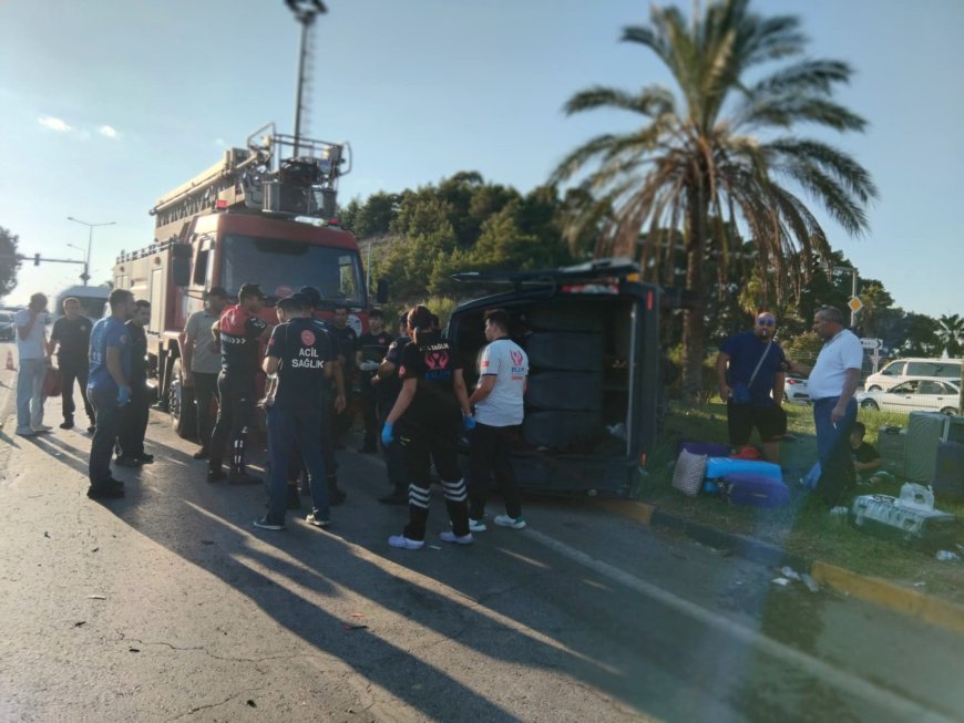 Manavgat’ta zincirleme kaza: Tur midibüsü refüje devrildi, 17 kişi yaralandı