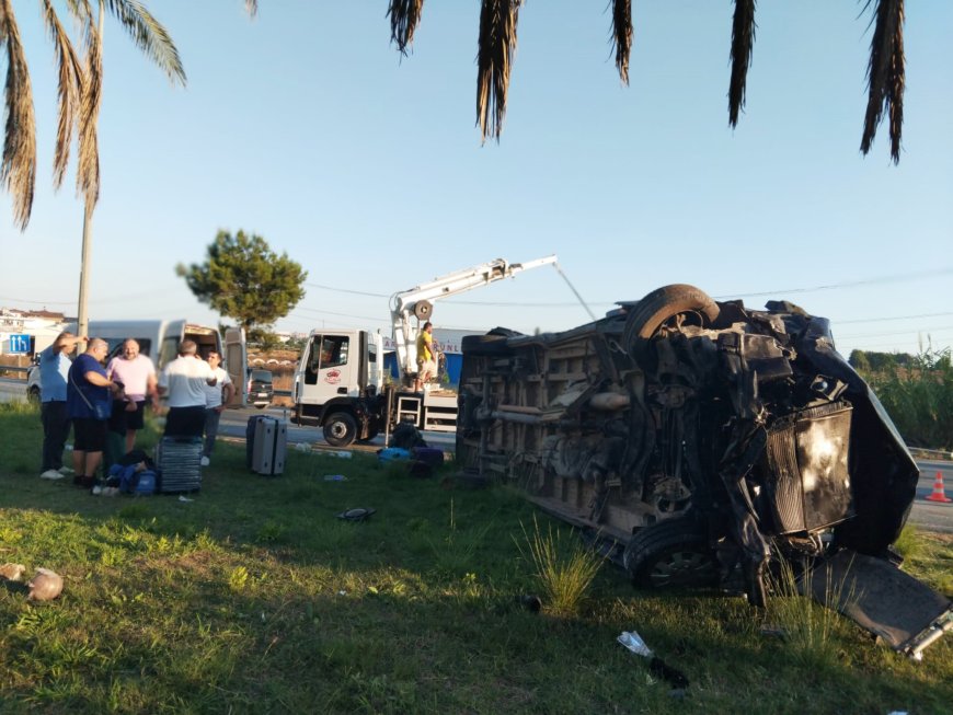 Manavgat’ta zincirleme kaza: Tur midibüsü refüje devrildi, 17 kişi yaralandı