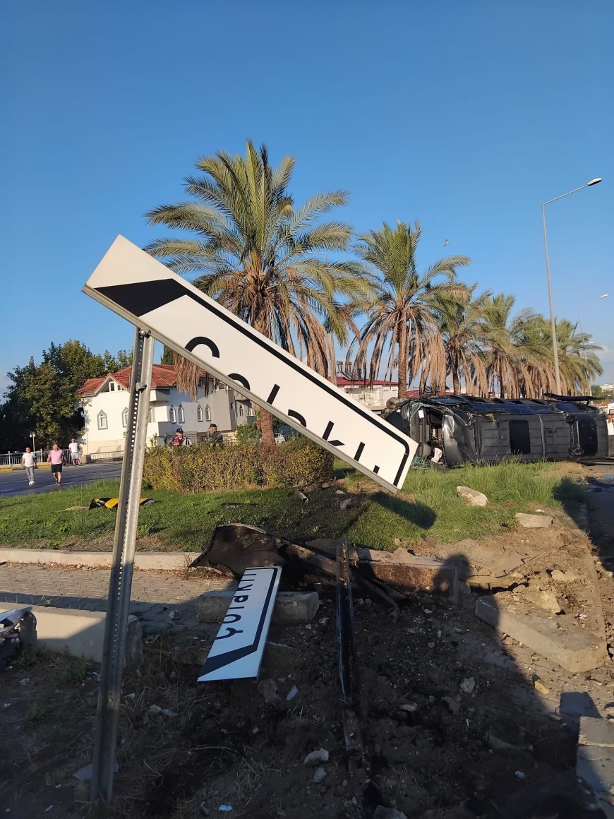 Manavgat’ta zincirleme kaza: Tur midibüsü refüje devrildi, 17 kişi yaralandı