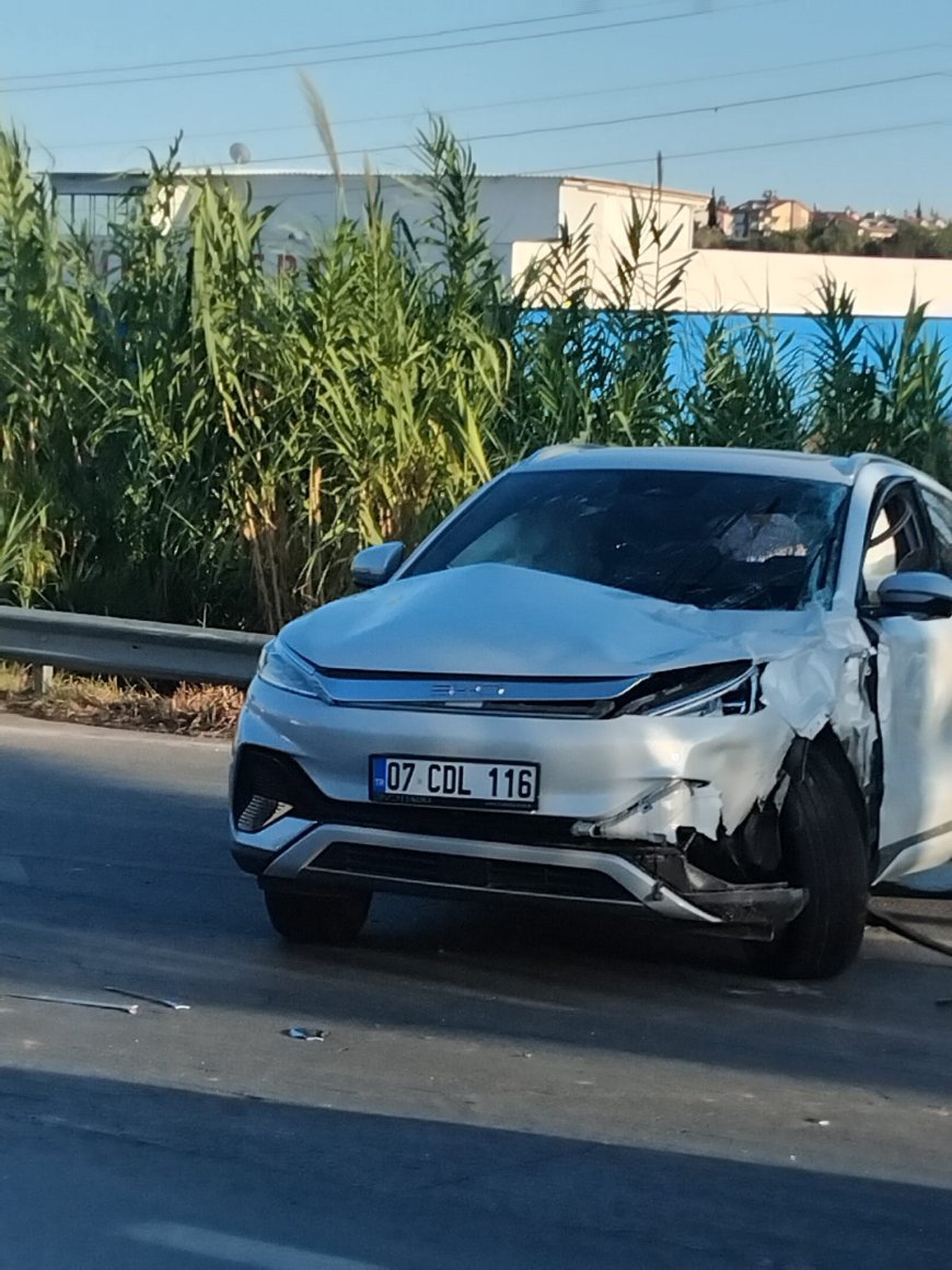 Manavgat’ta zincirleme kaza: Tur midibüsü refüje devrildi, 17 kişi yaralandı