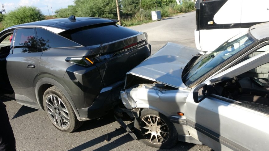 Manavgat’ta otomobil arkadan çarptı: 1 yaralı