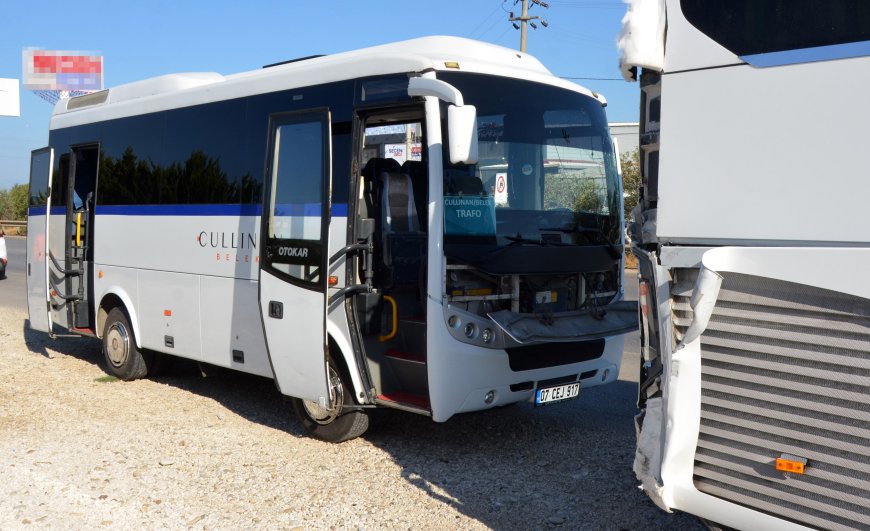 Serik’te servis midibüsü tur otobüsüne arkadan çarptı: 1’i ağır 6 yaralı