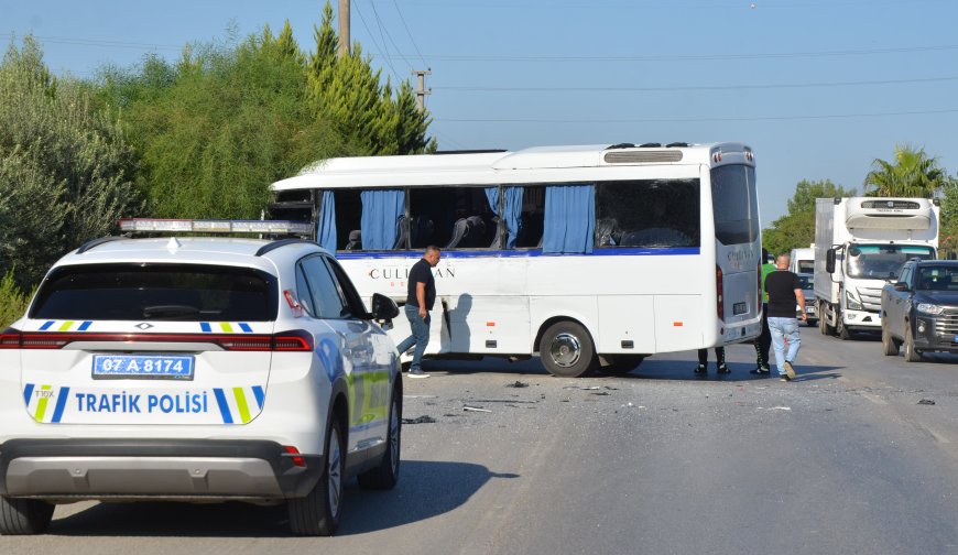 Serik’te servis midibüsü tur otobüsüne arkadan çarptı: 1’i ağır 6 yaralı