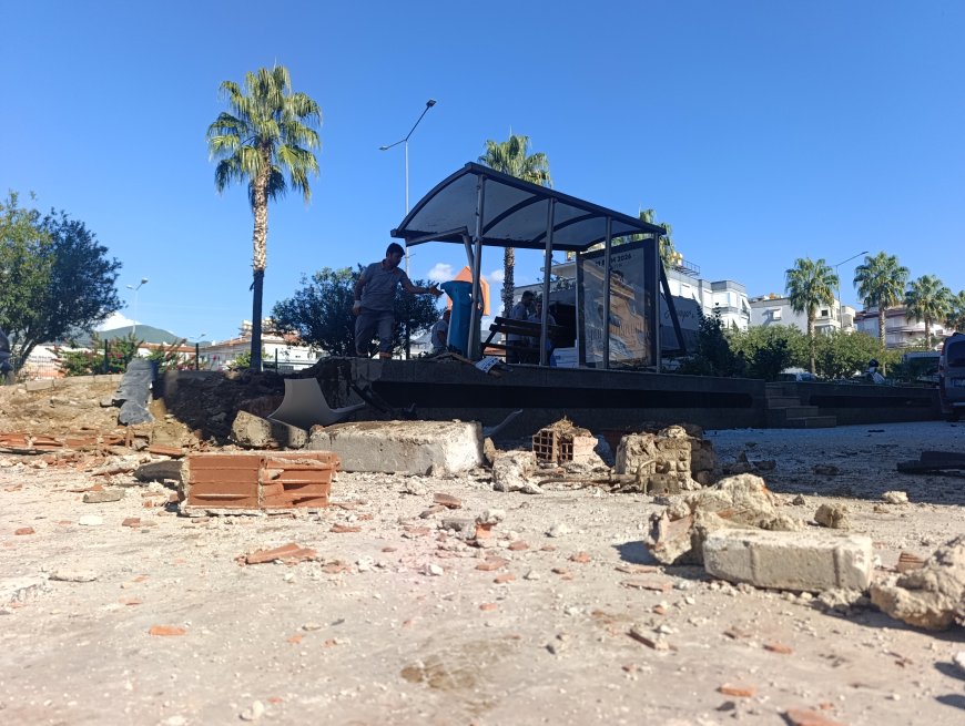 Alanya’da otomobil önce yayaya, ardından otobüs durağına daldı: 1’i ağır 3 yaralı
