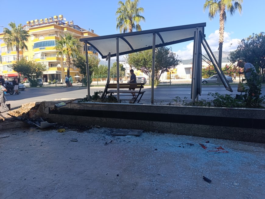 Alanya’da otomobil önce yayaya, ardından otobüs durağına daldı: 1’i ağır 3 yaralı