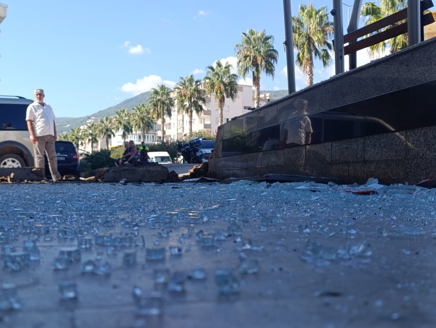 Alanya’da otomobil önce yayaya, ardından otobüs durağına daldı: 1’i ağır 3 yaralı
