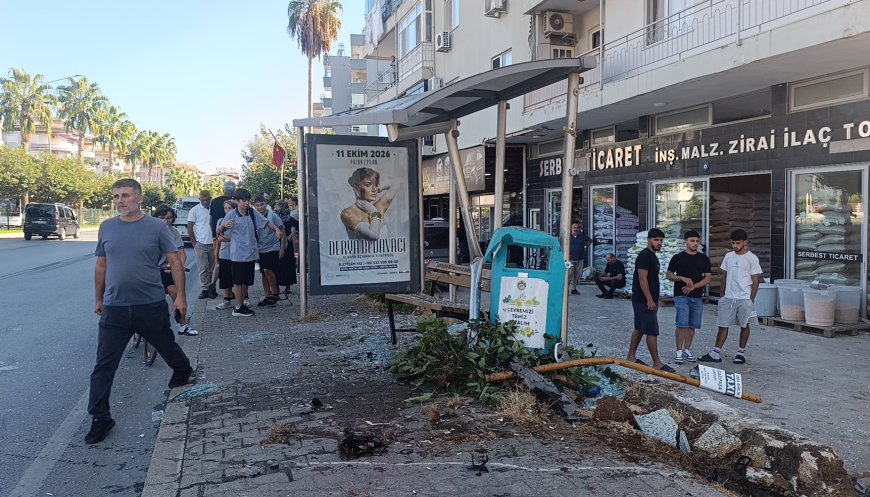 Alanya’da otomobil önce yayaya, ardından otobüs durağına daldı: 1’i ağır 3 yaralı