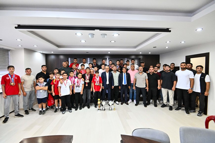 Başkan Uysal, Muratpaşa Belediyespor güreşçileriyle buluştu