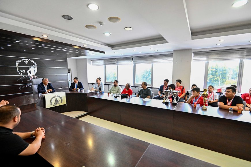 Başkan Uysal, Muratpaşa Belediyespor güreşçileriyle buluştu