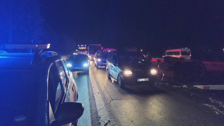 Manavgat’ta otomobil traktöre arkadan çarptı: 2 ağır yaralı