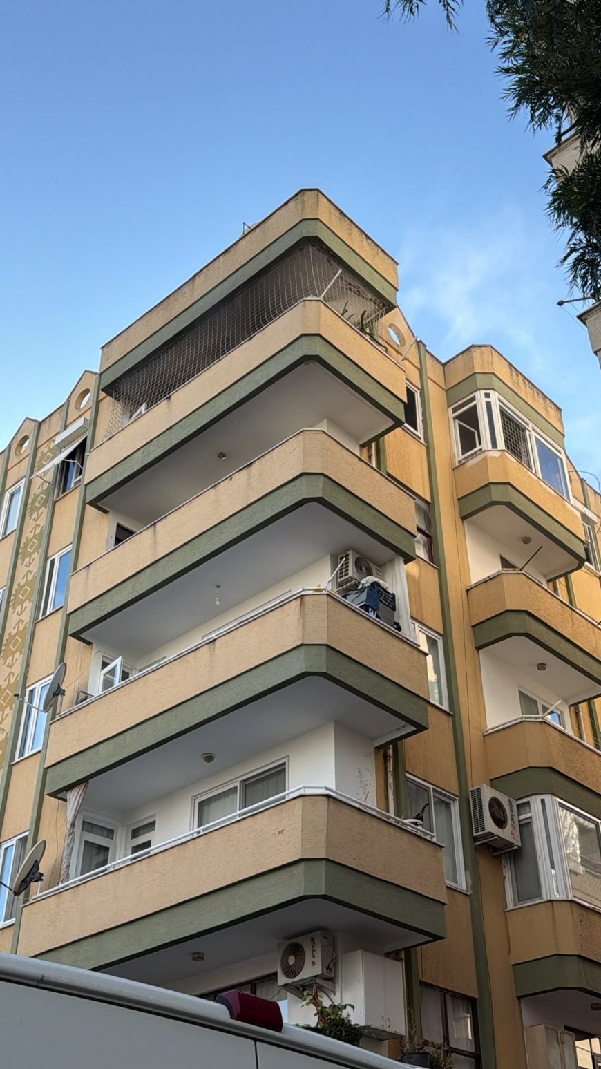 Alanya’da 5 katlı apartmanın en üst katında yangın