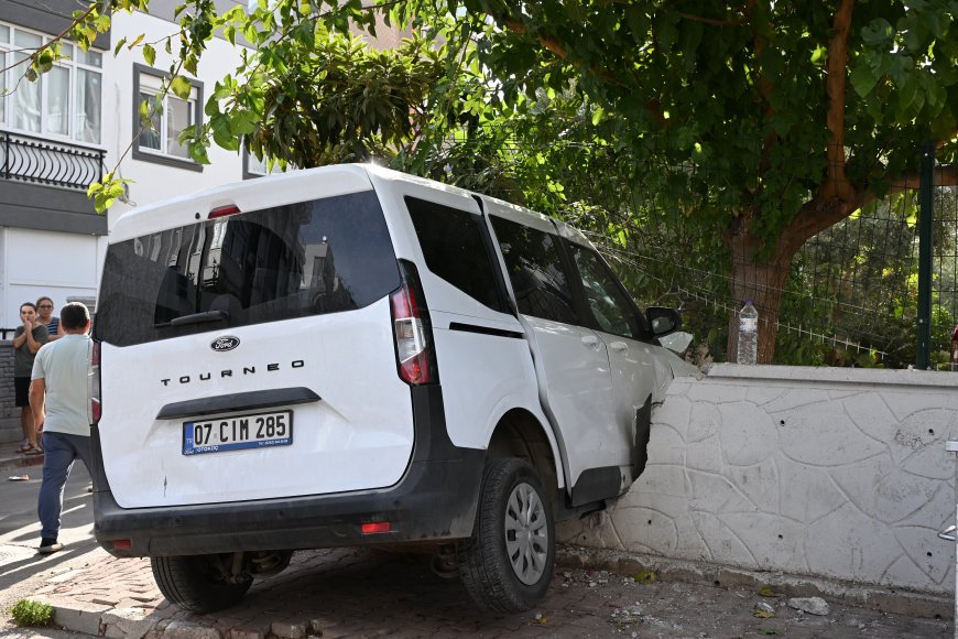 Antalya’da hafif ticari araç apartmanın duvarına çarptı: 1 yaralı