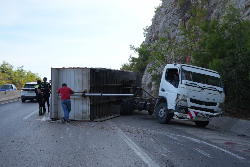 Antalya-Kemer yolunda pelet yüklü kamyon devrildi: 1 yaralı