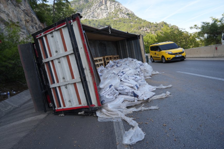 Antalya-Kemer yolunda pelet yüklü kamyon devrildi: 1 yaralı