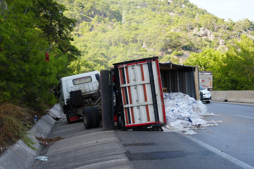 Antalya-Kemer yolunda pelet yüklü kamyon devrildi: 1 yaralı