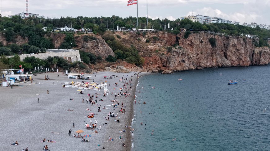 Antalya’da deniz suyu hava sıcaklığını geçti: Konyaaltı 27,8 derece