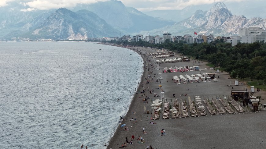 Antalya’da deniz suyu hava sıcaklığını geçti: Konyaaltı 27,8 derece
