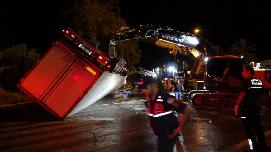 Manavgat’ta feci kaza: Devrilen tırın altında kalan 2 kişi hayatını kaybetti