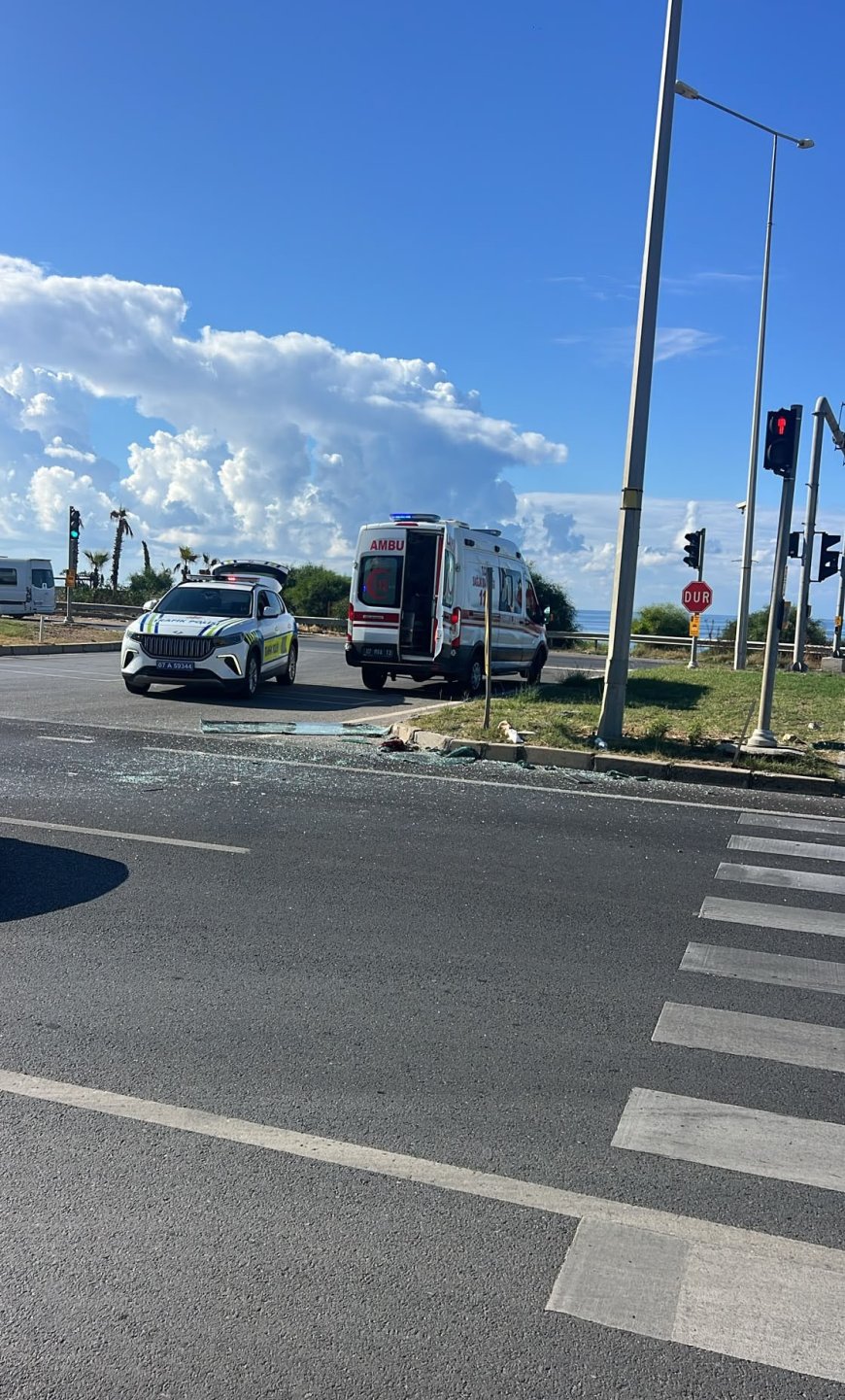 Antalya’da tur otobüsü ile minibüs çarpıştı: 1’i Romanya vatandaşı 3 yaralı