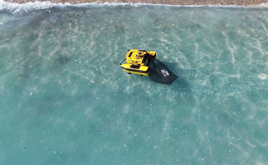 Kemer koylarında ‘Çöp Kapar’ dönemi: Deniz yüzeyindeki atıklar toplanıyor