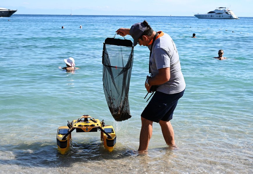 Kemer koylarında ‘Çöp Kapar’ dönemi: Deniz yüzeyindeki atıklar toplanıyor