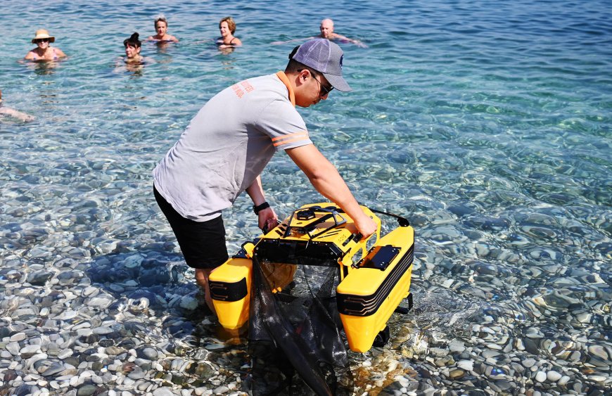 Kemer koylarında ‘Çöp Kapar’ dönemi: Deniz yüzeyindeki atıklar toplanıyor