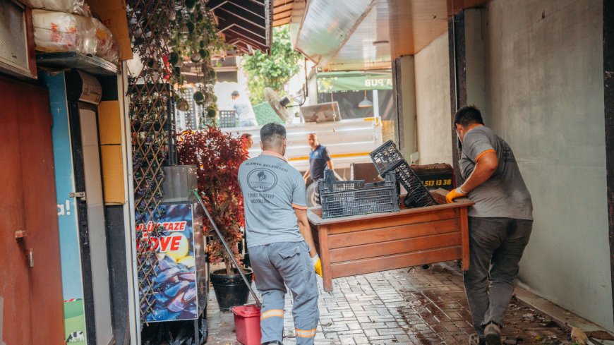 Alanya’da çarşı bölgesinde kapsamlı temizlik: Atıl malzemeler kaldırıldı