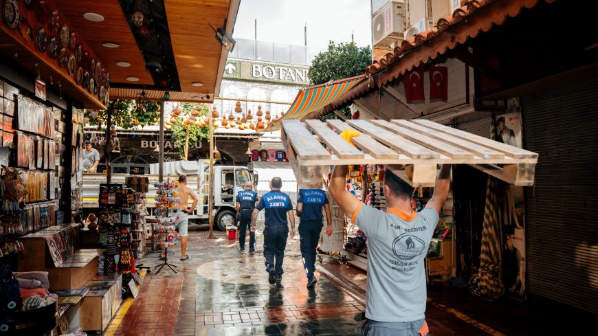 Alanya’da çarşı bölgesinde kapsamlı temizlik: Atıl malzemeler kaldırıldı