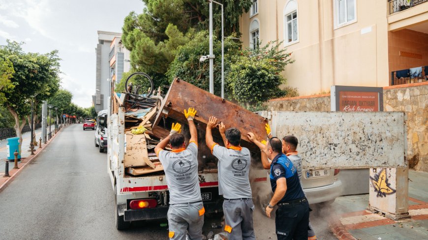 Alanya’da çarşı bölgesinde kapsamlı temizlik: Atıl malzemeler kaldırıldı