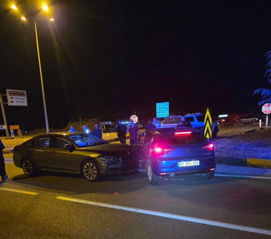 Antalya’da iki otomobil çarpıştı: 2’si Norveç vatandaşı 3 yaralı