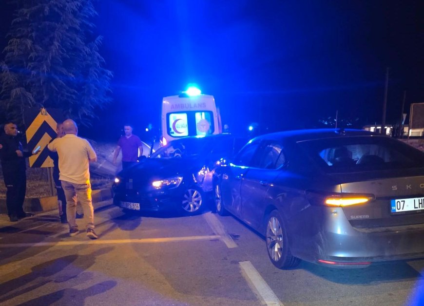 Antalya’da iki otomobil çarpıştı: 2’si Norveç vatandaşı 3 yaralı