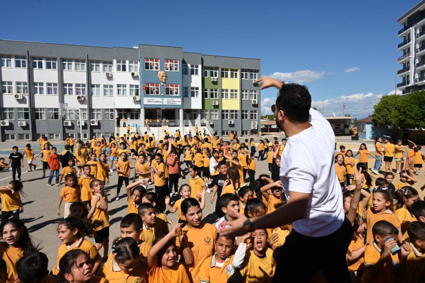 Sahne Kepez’de çocukların neşesi mahallelere yayıldı