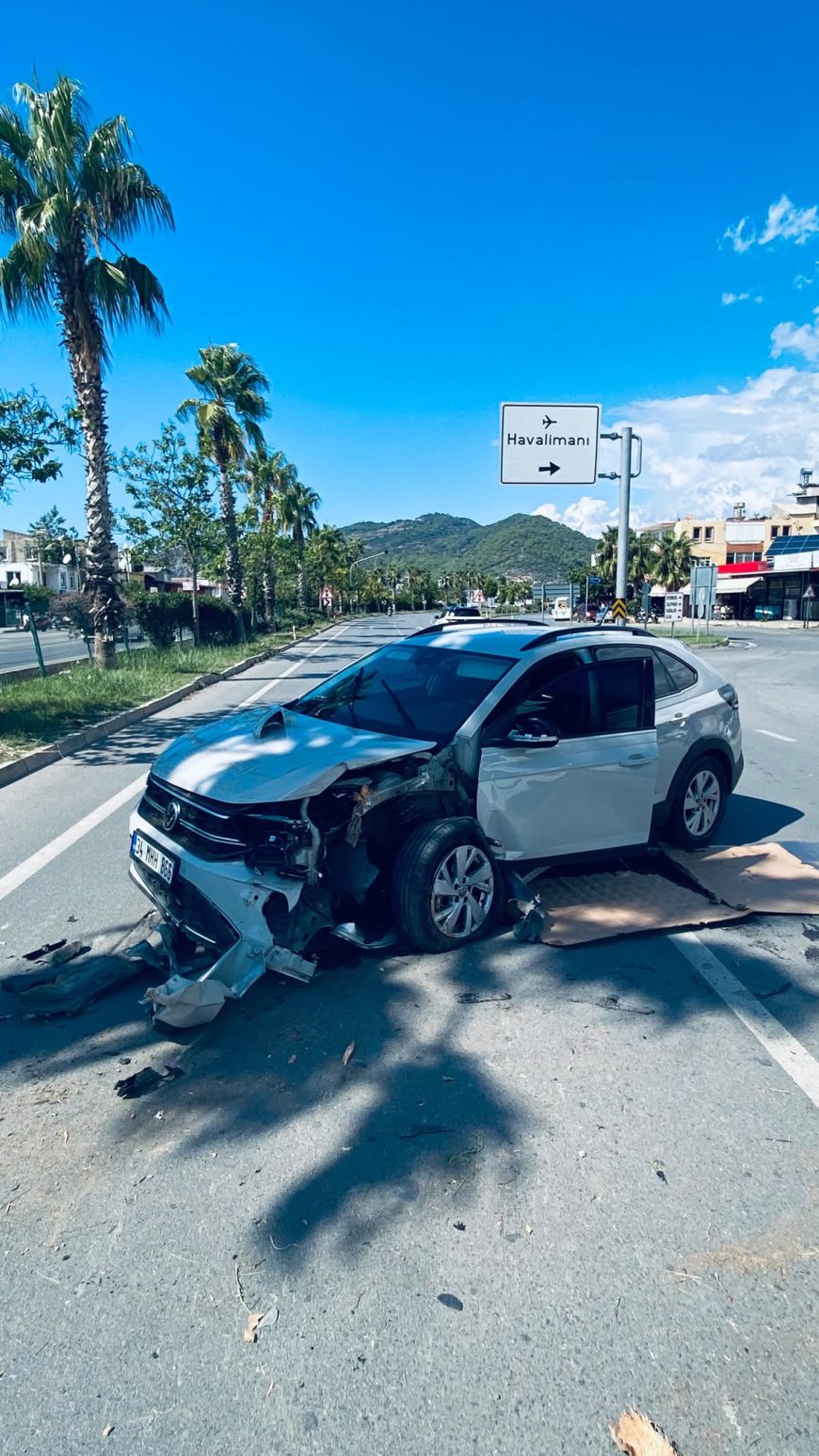 Gazipaşa’da otomobil refüjdeki ağaca çarptı: Sürücü yaralandı