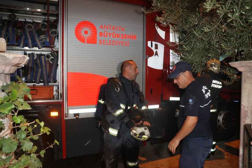 Kepez’de Ev Yangını: Ev Sahibi Kayıp Oğlunu Aramak İçin İstanbul’daydı