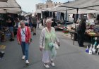 Antalya Serik'te cuma pazarına turist akını! Esnaf Almanca pazarlık yaptı