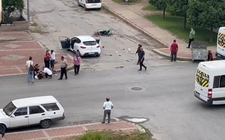 Manavgat’ta kavşakta motosiklet ile otomobil çarpıştı: Sürücü gözyaşlarına boğuldu