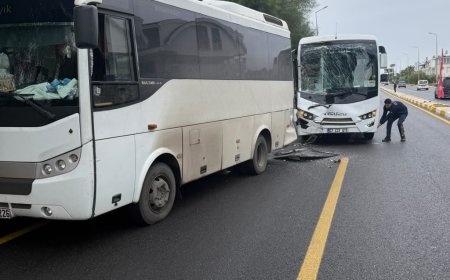 Serik’te turist midibüsü park halindeki midibüse çarptı