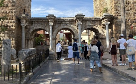 Antalya’nın geçmişi fotoğraflarda: Varyant ve Hadrian Kapısı yıllar içinde nasıl değişti?