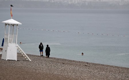 Antalya’da yağmura aldırış etmediler: Konyaaltı Sahili’nde denize girdiler