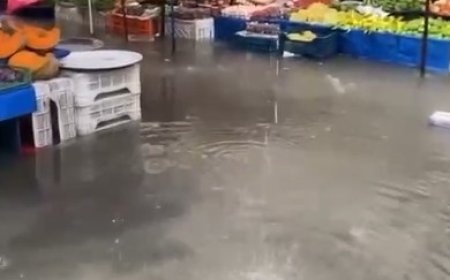 Alanya’da Cumartesi Pazarı’nı su bastı: Esnaf ve vatandaşlar zor anlar yaşadı