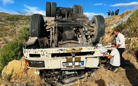 Manavgat’ta yem yüklü tır şarampole devrildi: Sürücü hayatını kaybetti