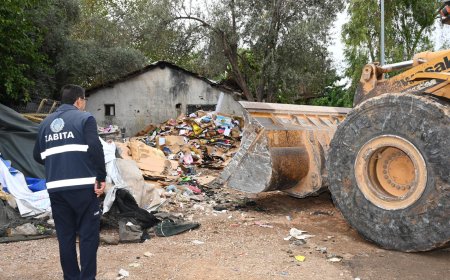 Kepez’de çöp ev operasyonu: Evden 8 kamyon atık çıkarıldı