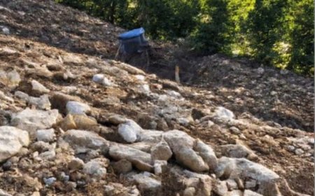 Serik’te şantiyede traktör devrildi: Sürücü yaralandı