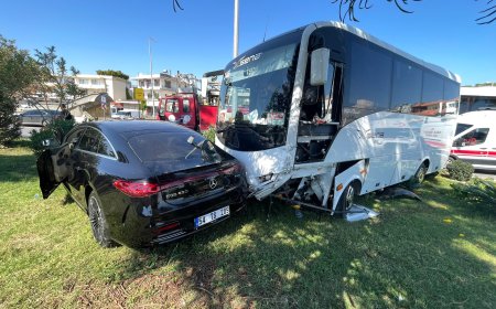 Alanya’da midibüs ile otomobil çarpıştı: 2 yaralı, kaza kamerada