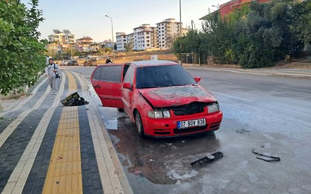 Serik’te seyir halindeki otomobil alev aldı: Sürücü dumanı fark edip durdu