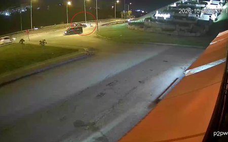 Manavgat’ta otomobil motosiklete çarptı: Sürücü yola savruldu, kaza kamerada