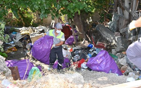 Kepez’de çöp eve müdahale: 6 kamyon atık çıkarıldı, yaşlı kadın hastaneye kaldırıldı